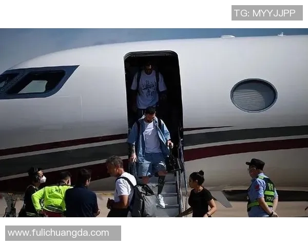 足球明星乘坐私人飞机的精彩瞬间与背后故事揭秘