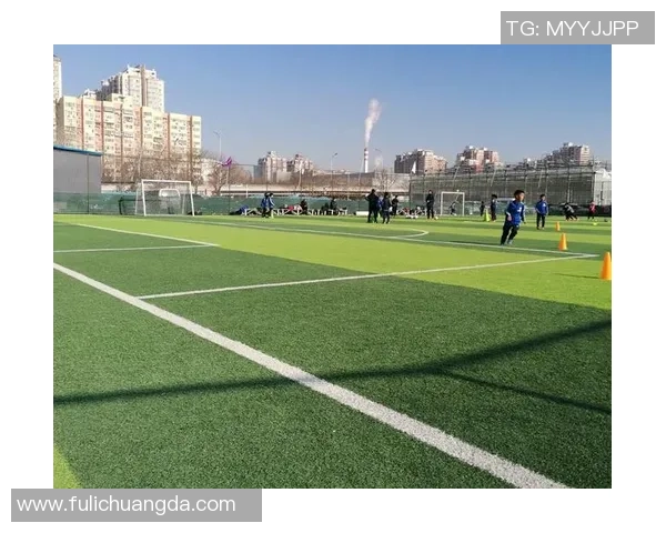 吴磊在绿茵场上展现足球才华成为新一代明星运动员